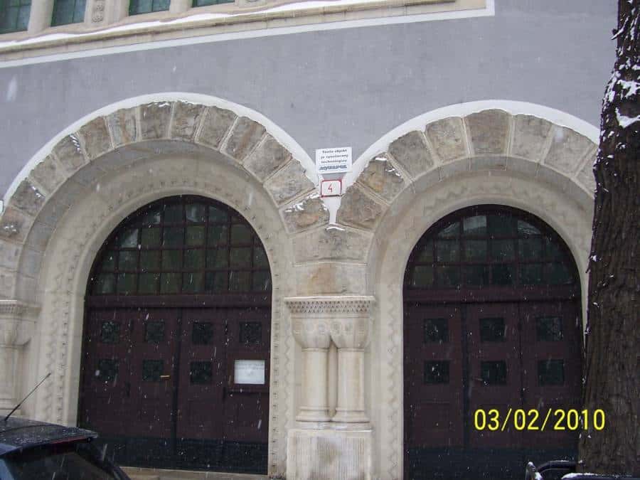 Klenbové dvere s kamenným oblúkom na historickej budove, detail.