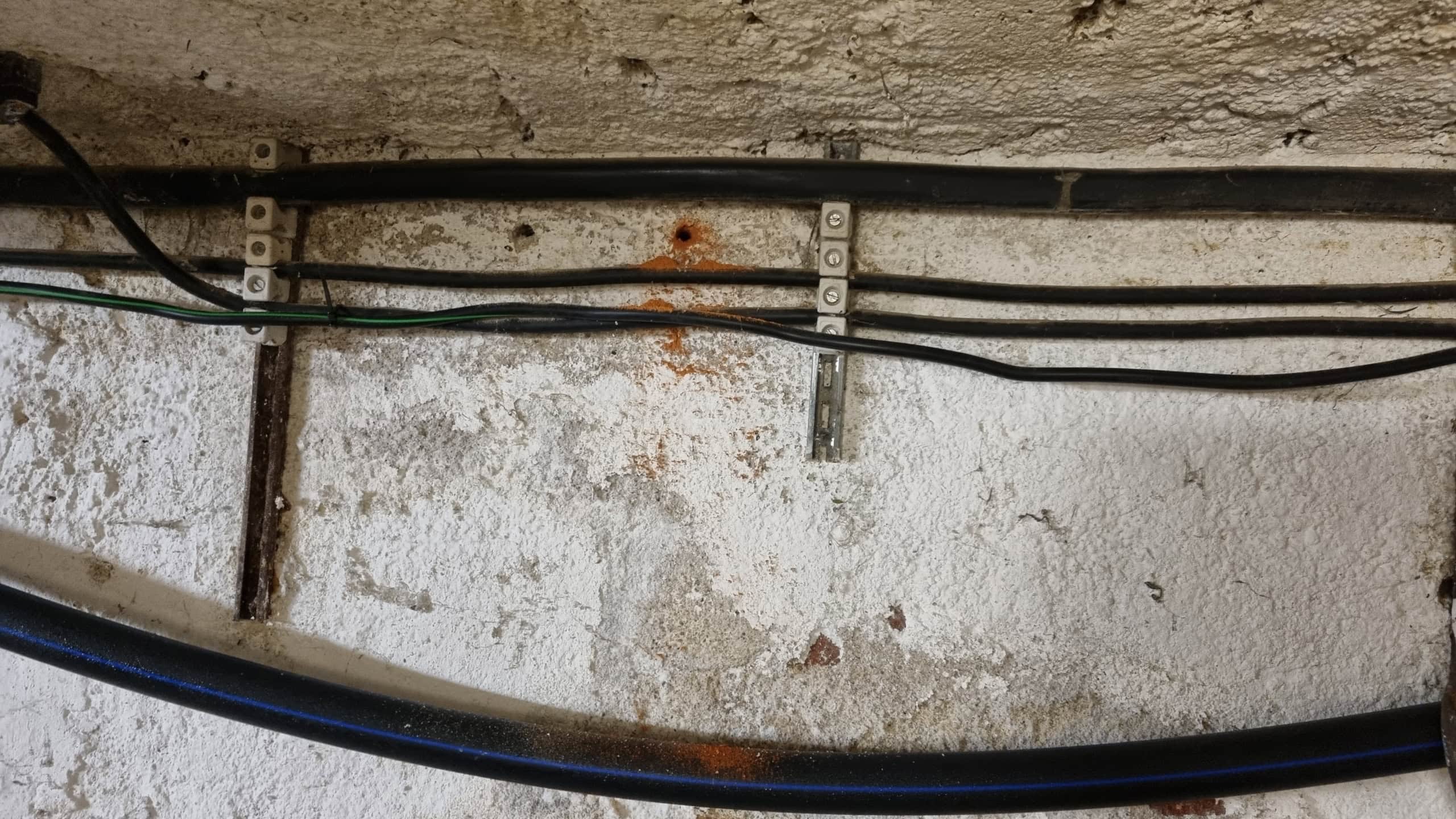 Moderný Aquapol systém na odstraňovanie vlhkosti zo stien budov.