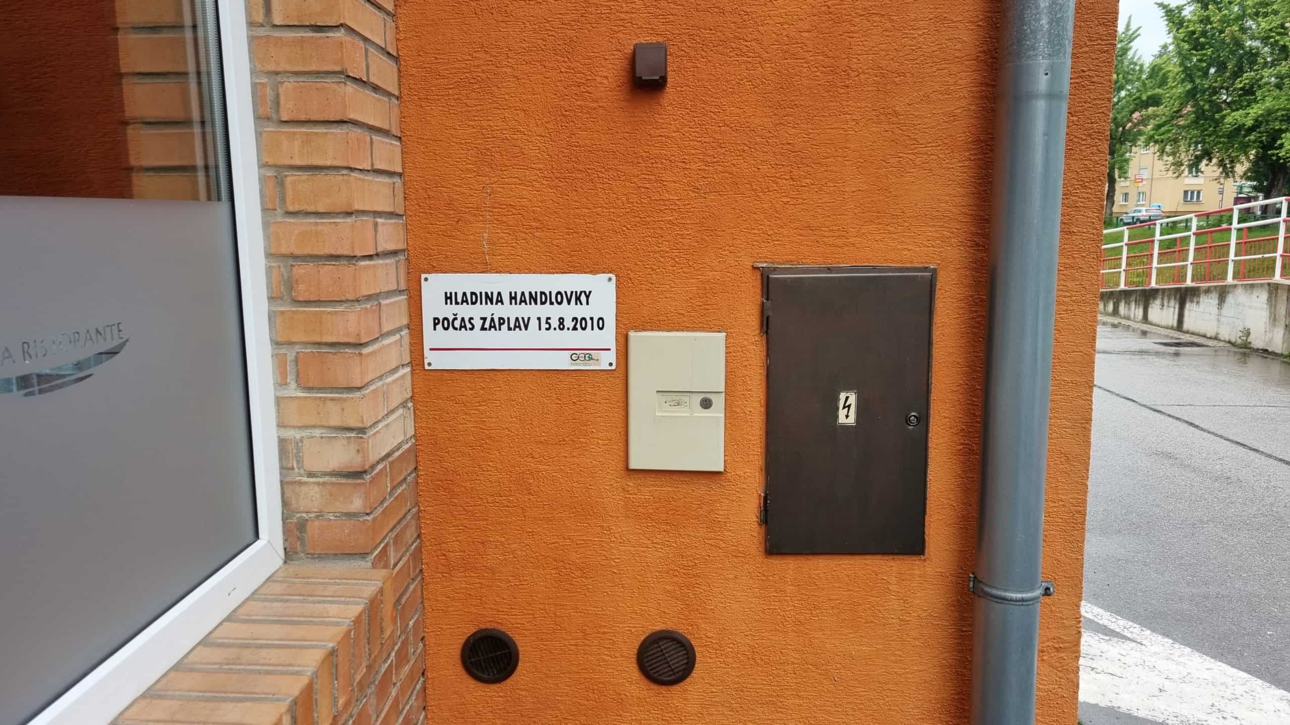 Hladina Handlovky počas záplavy 2010, zobrazená na informačnej tabuli pri budove.