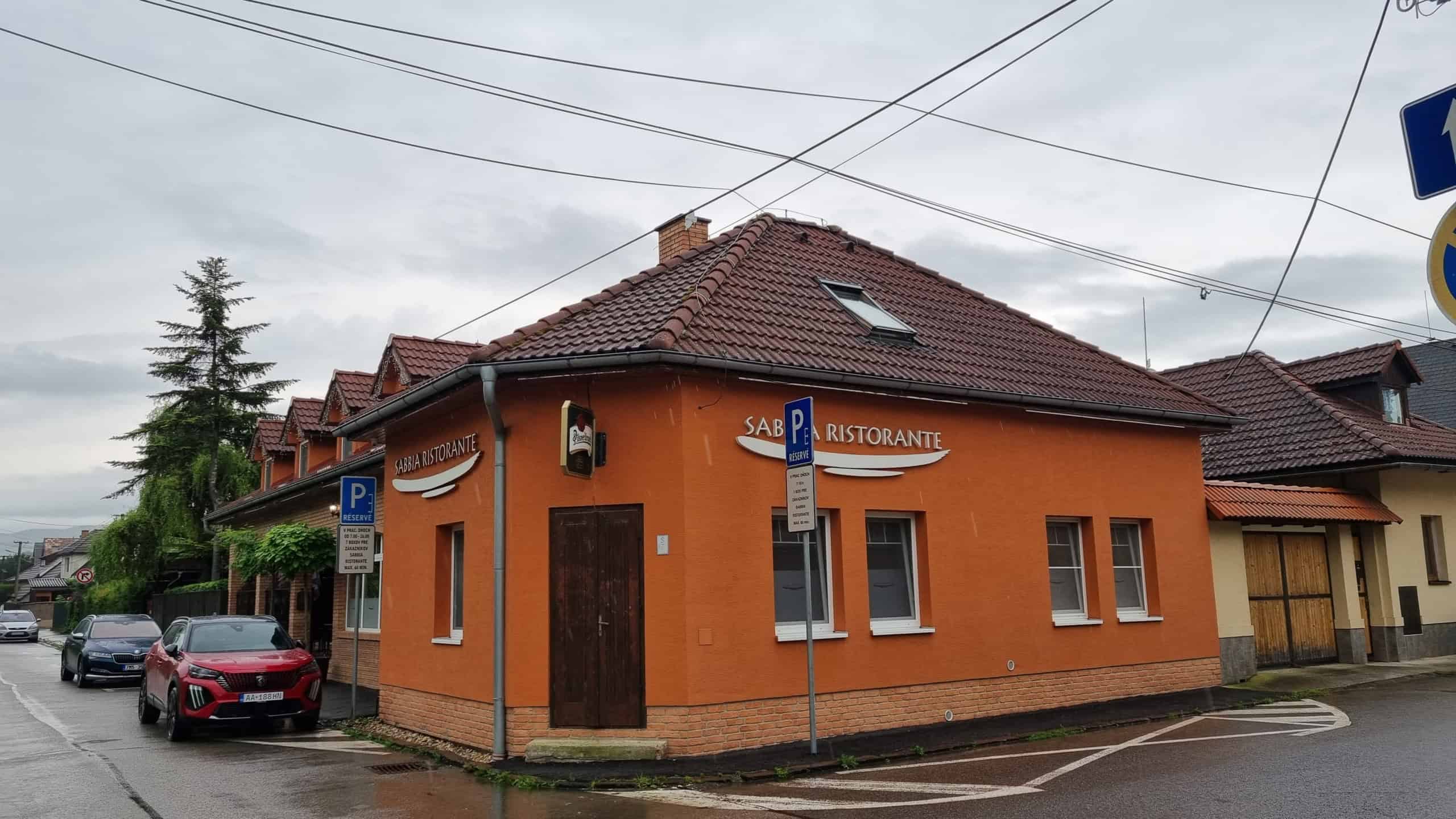 Reštaurácia Aquapol s parkovaním v centre mesta, ideálne miesto na oddych a gastronomické záž.