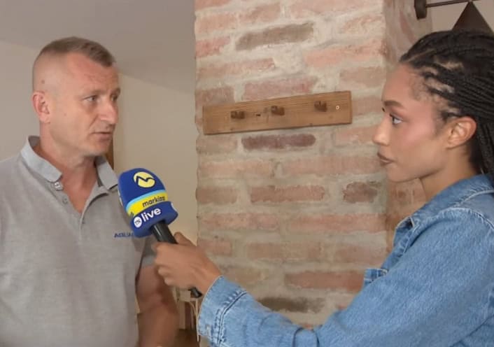 Inštruktor vysvetľuje systém Aquapol na odstraňovanie vlhkosti zo stien.