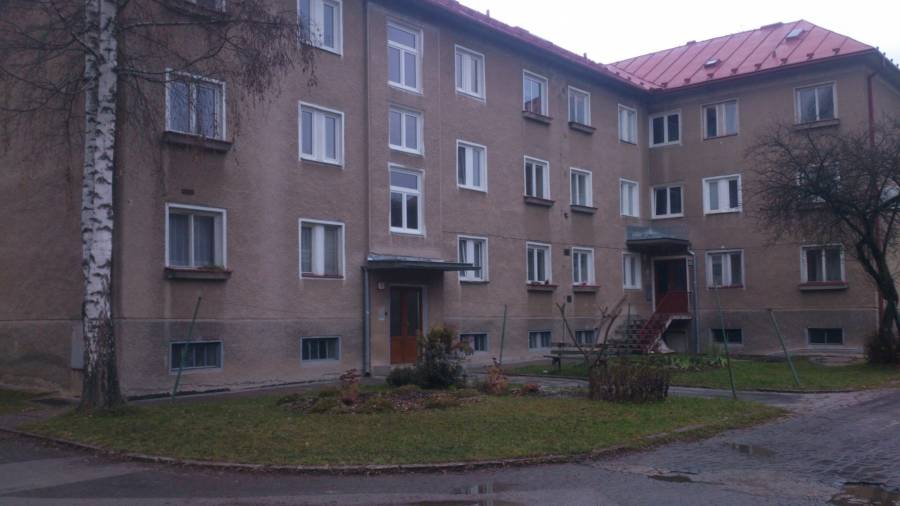 Odvlhčovanie budovy pomocou technológie Aquapol na zníženie vlhkosti a prevenciu plesní.