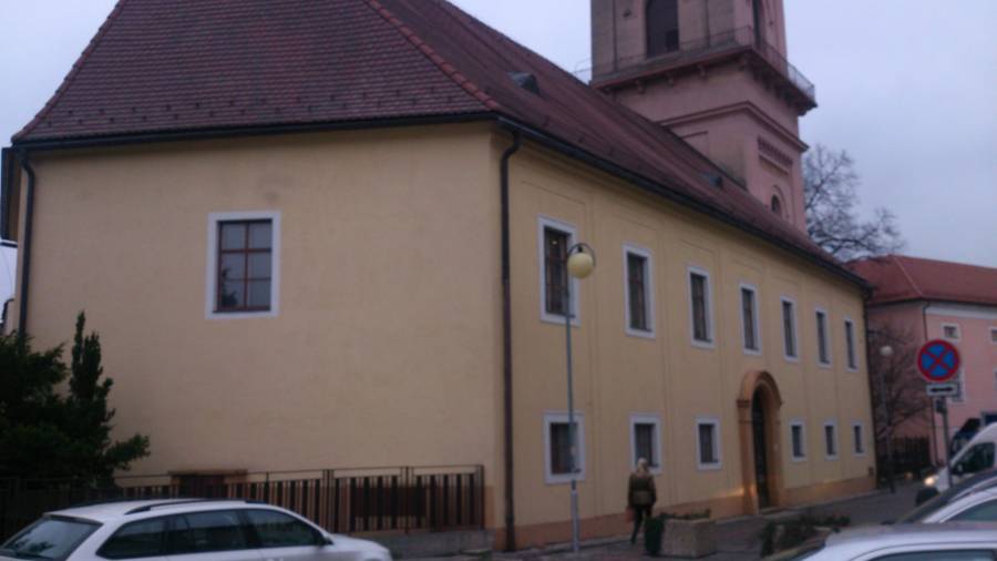 Historická budova s kostolom v Bratislave, moderné riešenia na odvlhčenie.