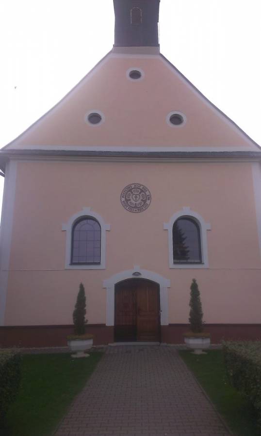 Historický kostol s tradičnou architektúrou a vežou, ideálny pre kultúrne podujatia.
