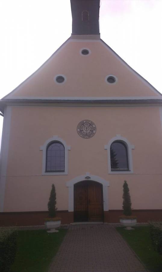 Kostol s vežou a dvomi oknami, historická architektúra, exteriér budovy.