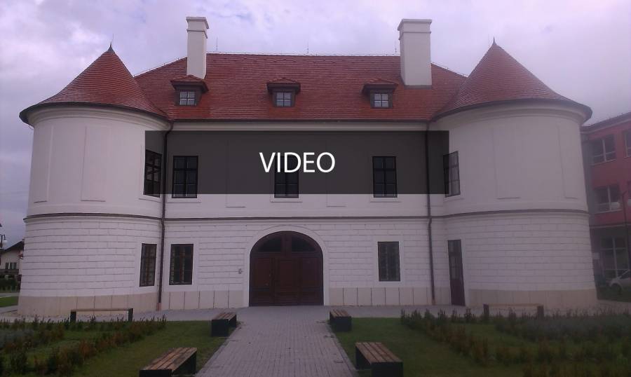 Luxusný historický zámok s červenou strechou, ideálny pre rekonštrukciu a modernizáciu.