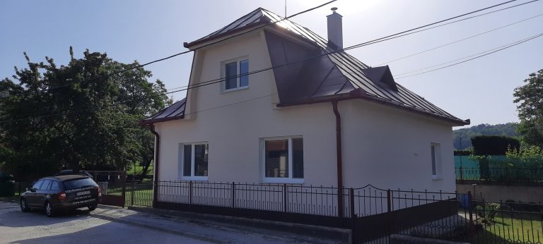 Energeticky úsporná rodinná vila s moderným dizajnom a veľkými oknami, ideálna pre pohodlné bývanie.