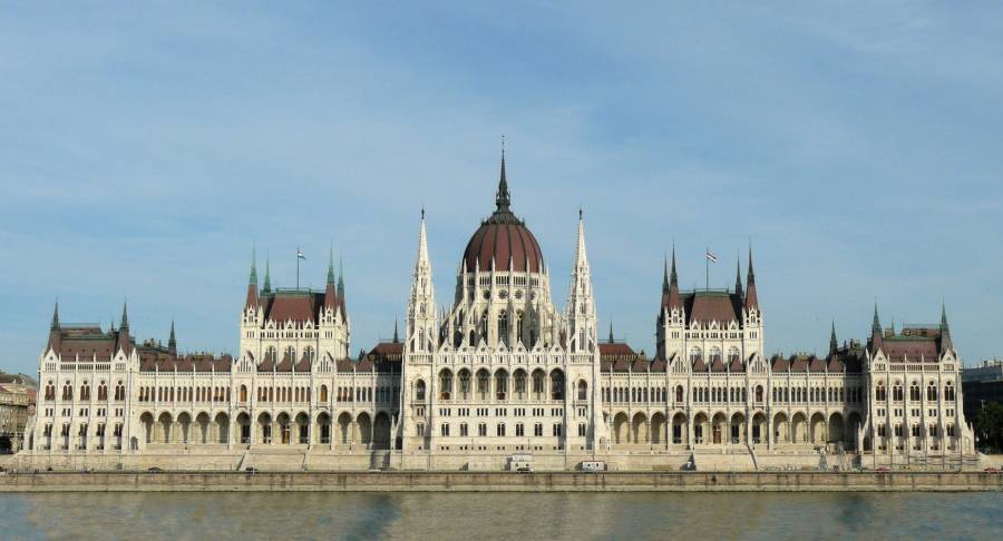 Parlament v Budapešti, Maďarsko, s historickou architektúrou a dominantnou kupolou.