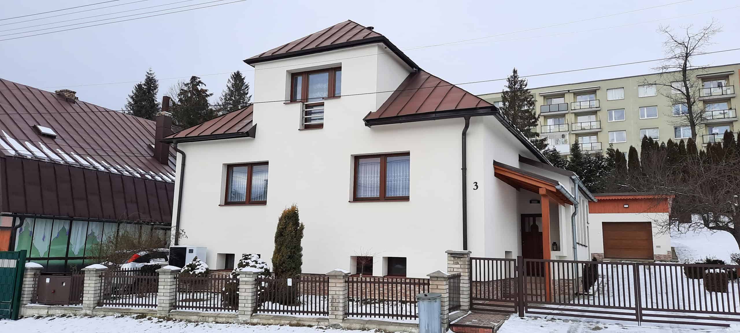 Rodinná vila s Aquapol systémom na Slovensku, zimná scenéria, moderný dom.