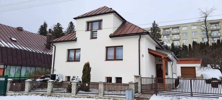 Rodinný dom v Slovenskej republike s moderným dizajnom a zimnou záhradou.