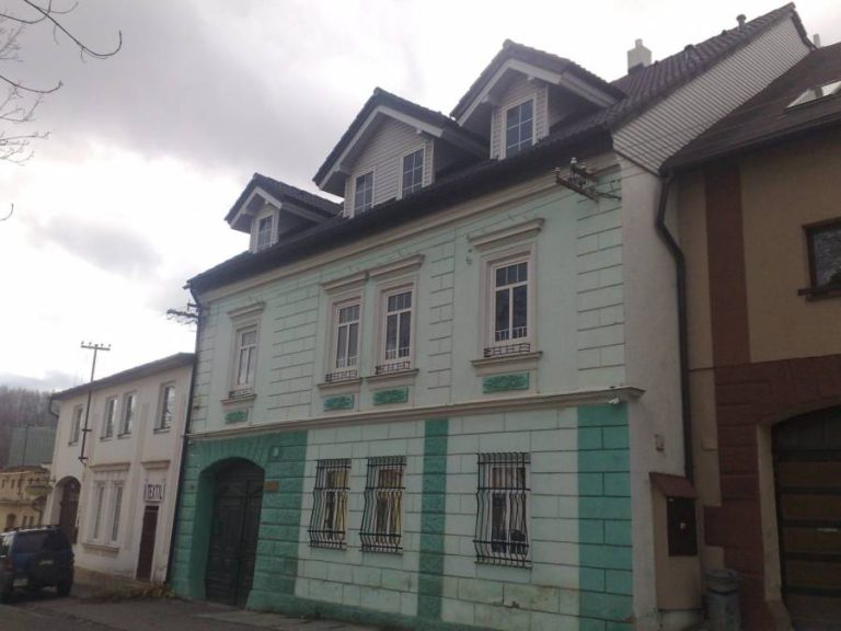 Historická budova s moderným dizajnom, revitalizovaná a odolná voči vlhkosti.