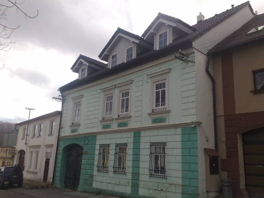 Historická budova s moderným dizajnom, revitalizovaná a odolná voči vlhkosti.