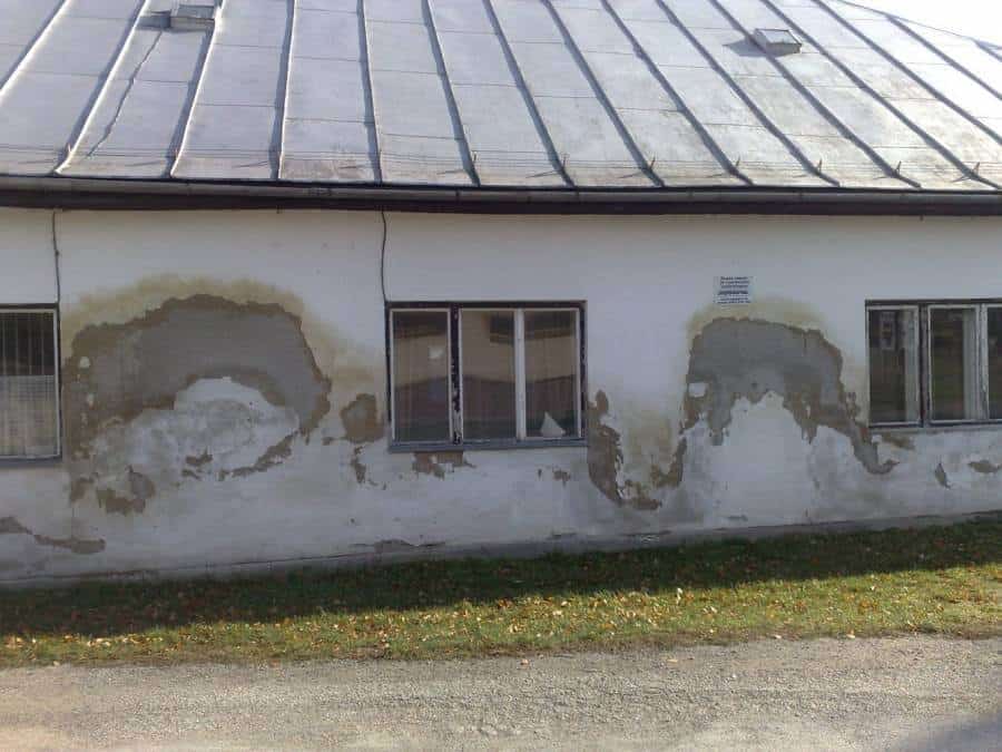 Oprava vlhnutím a plesní na stene domu s technológiou Aquapol.
