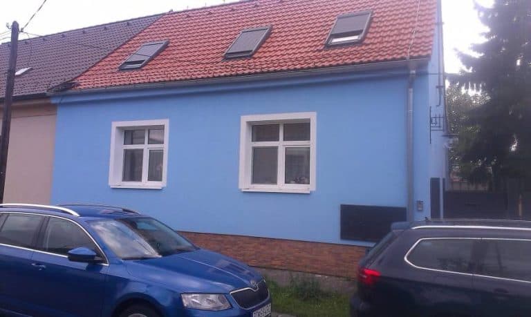 Moderná inštalácia Aquapol na odstraňovanie vlhkosti z domu.