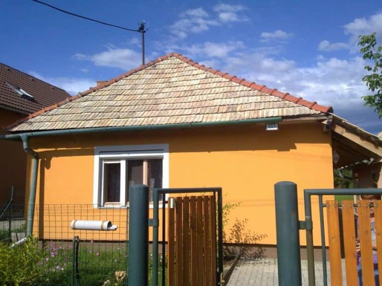 Strecha s tehlovou krytinou na rodinnom dome, ideálna pre ochranu pred poveternostnými vplyvmi.