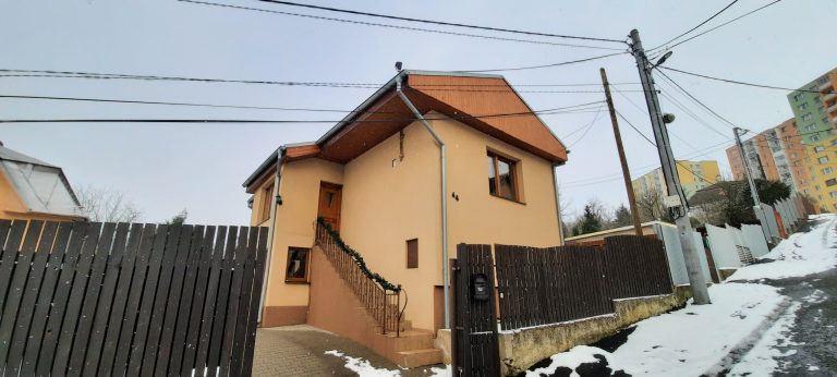 Rodinný dom s technológiou Aquapol na odstraňovanie vlhkosti, moderný vzhľad, zimná atmosféra.