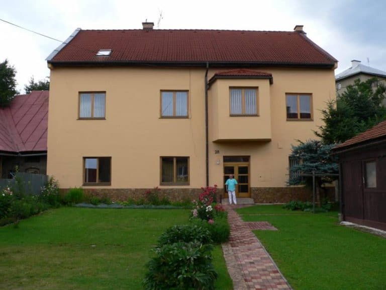 Efektívne odvlhčovanie stien s technológiou Aquapol na rodinnom dome.