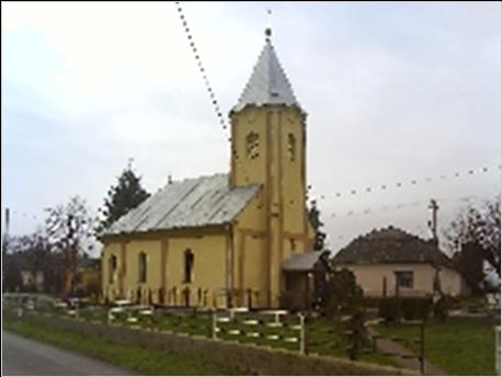 Kostol s vežou a žltou fasádou v pokojnej obci, ideálny pre duchovné stretnutia a komunitné podujati.