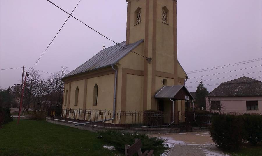 Kostol v obci Aquapol s tradičnou architektúrou a vežou, ideálny pre komunitu.