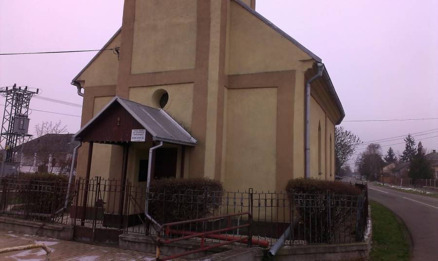 Kostol s modernou architektúrou a jednoduchým dizajnom, vhodný na náboženské obrady.